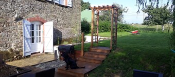 LARGE 4 BEDROOM FARMHOUSE  lots of charm, fully renovated 8+