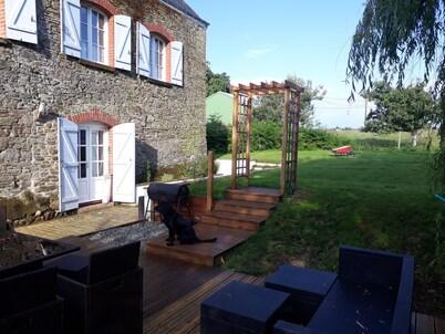 LARGE 4 BEDROOM FARMHOUSE  lots of charm, fully renovated 8+