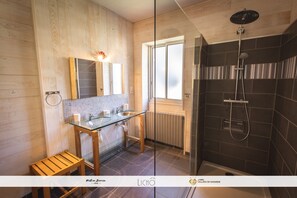 Chuveiro, secador de cabelo, sabonete, papel higiênico