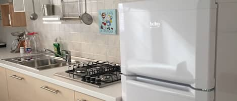 Refrigerador, microondas, placa de cocina, lavavajillas