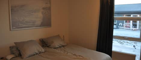 3 dormitoris, escriptori i planxa i posts de planxar