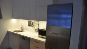 Refrigerador, microondas, horno, placa de cocina