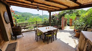 Outdoor dining - Traditional style stone cottage with private pool (Villa Collemandina)
