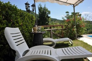Property grounds - Traditional style stone cottage with private pool (Villa Collemandina)