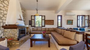 Télévision, lecteur de DVD, livres