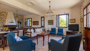 Fernseher, DVD-Player, Bücher