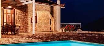 Liladi sten-bygget villa med privat pool.