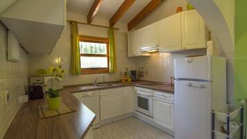 Een koelkast, een magnetron, een oven, een kookplaat