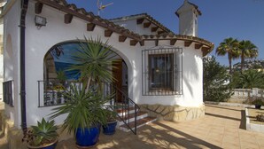 A house with a tiled patio, a large arched doorway, and potted plants. - Promana -Villa Ricarda with private pool 850m to the sea between Moraira & Calpe (Benissa)