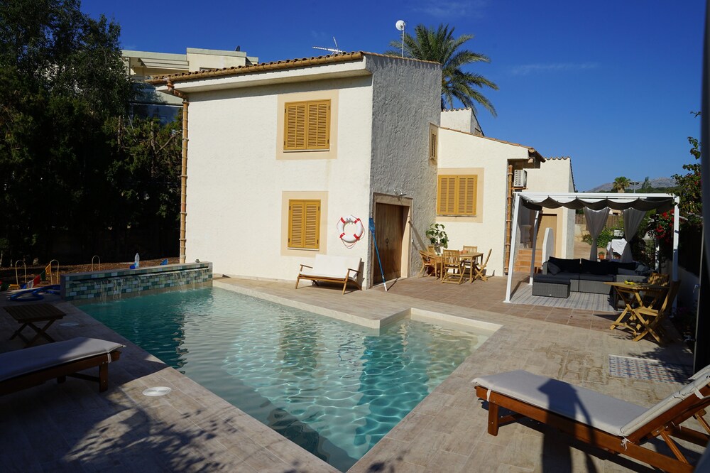 2 mins from the sea : Villa with pool, ideal for large families/groups on hols