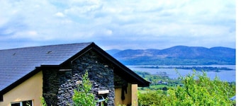 Charming Two Bedroom Cottage with Magnificent Sea Views. 10 minutes from Kenmare