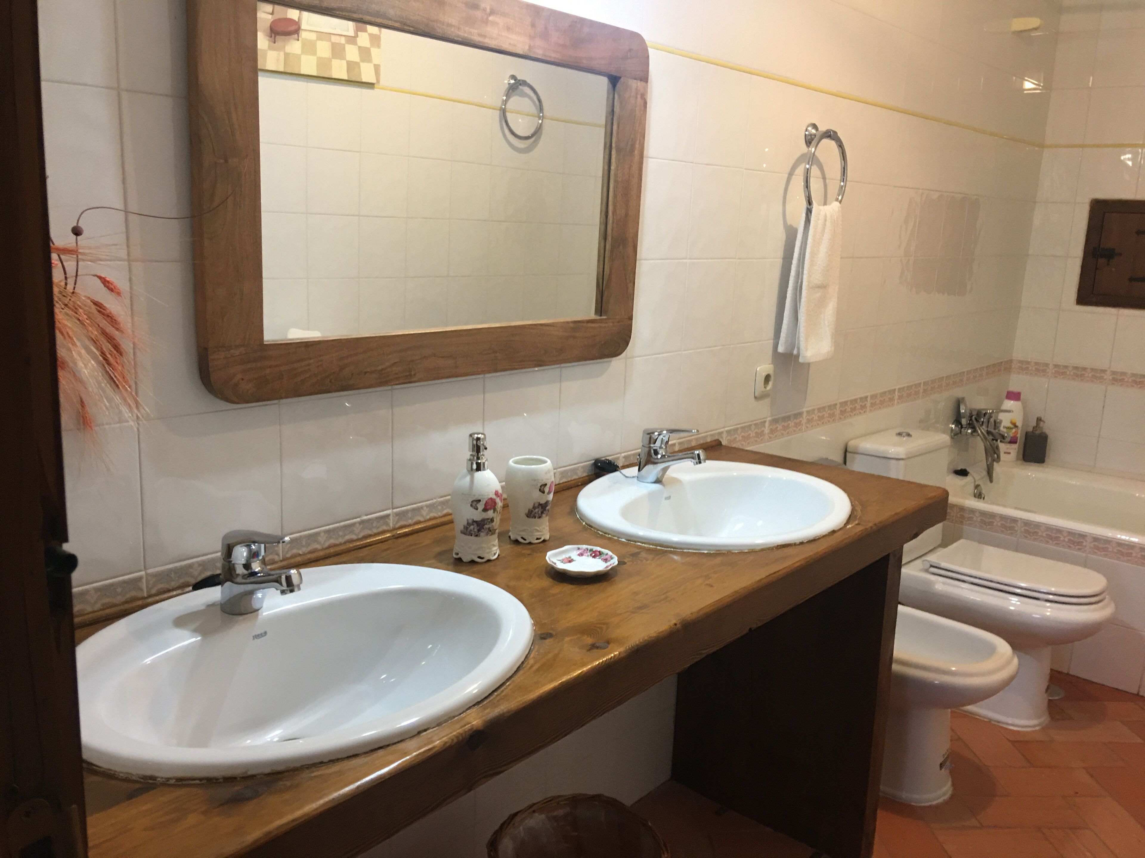 Secador de cabelo, toalhas de banho, sabonete, shampoo