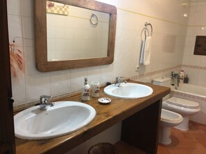 Hårføner, håndklær, såpe og sjampo