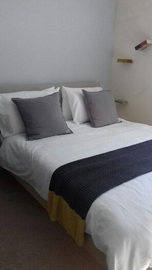 3 bedrooms, iron/ironing board, WiFi, bed sheets - Stylish 3 bed flat, St Andrews town centre  - 18th Hole 13 mins walk (St. Andrews)