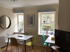 Dining - Stylish 3 bed flat, St Andrews town centre  - 18th Hole 13 mins walk (St. Andrews)