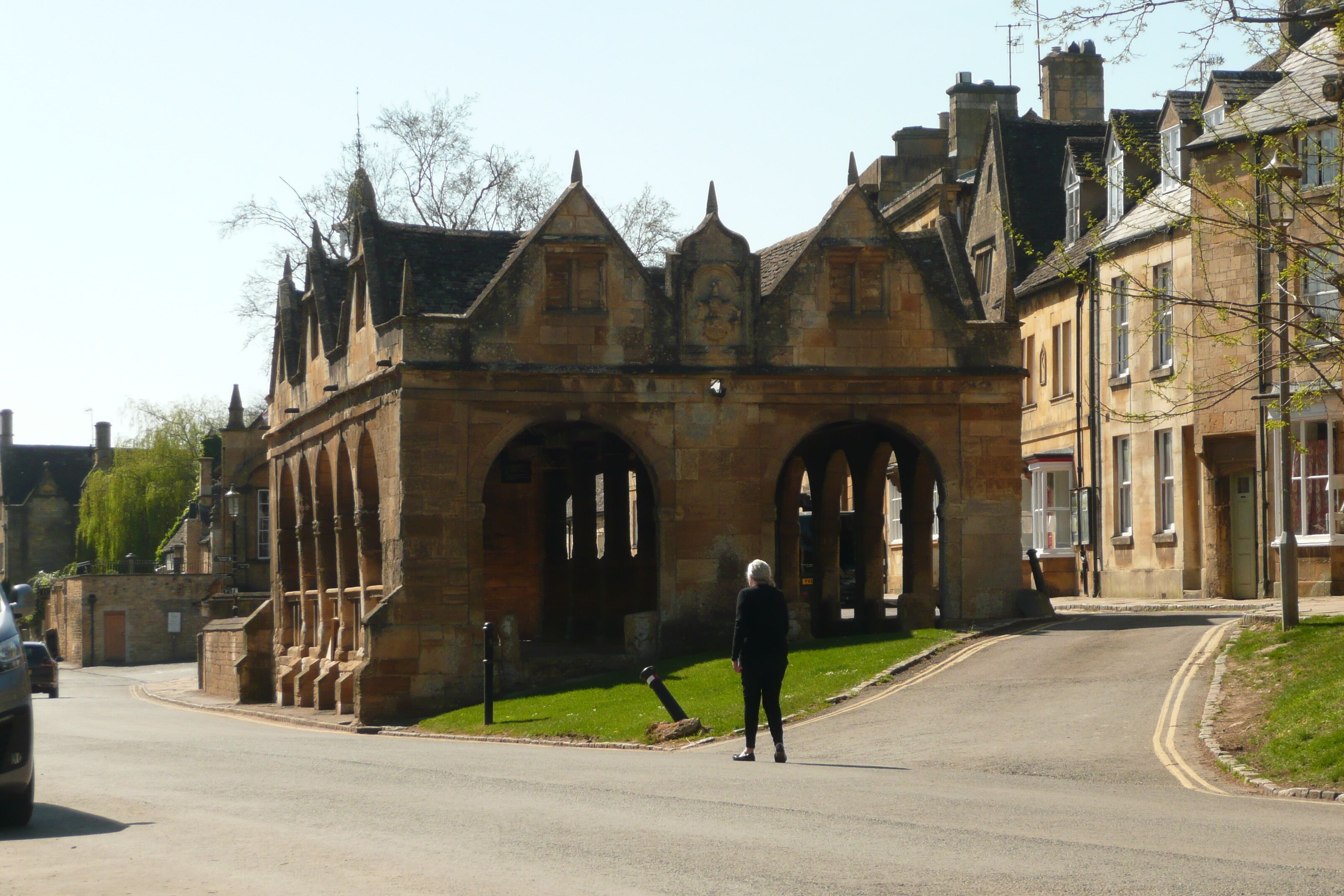 Un bâtiment historique en pierre, doté d’arches au niveau des fenêtres et d’un toit à forte pente.