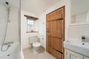 Combined shower/bathtub, hair dryer, towels, soap - Wonderful Grade II Cotswold Stone Cottage in Perfect Location (Chipping Campden)