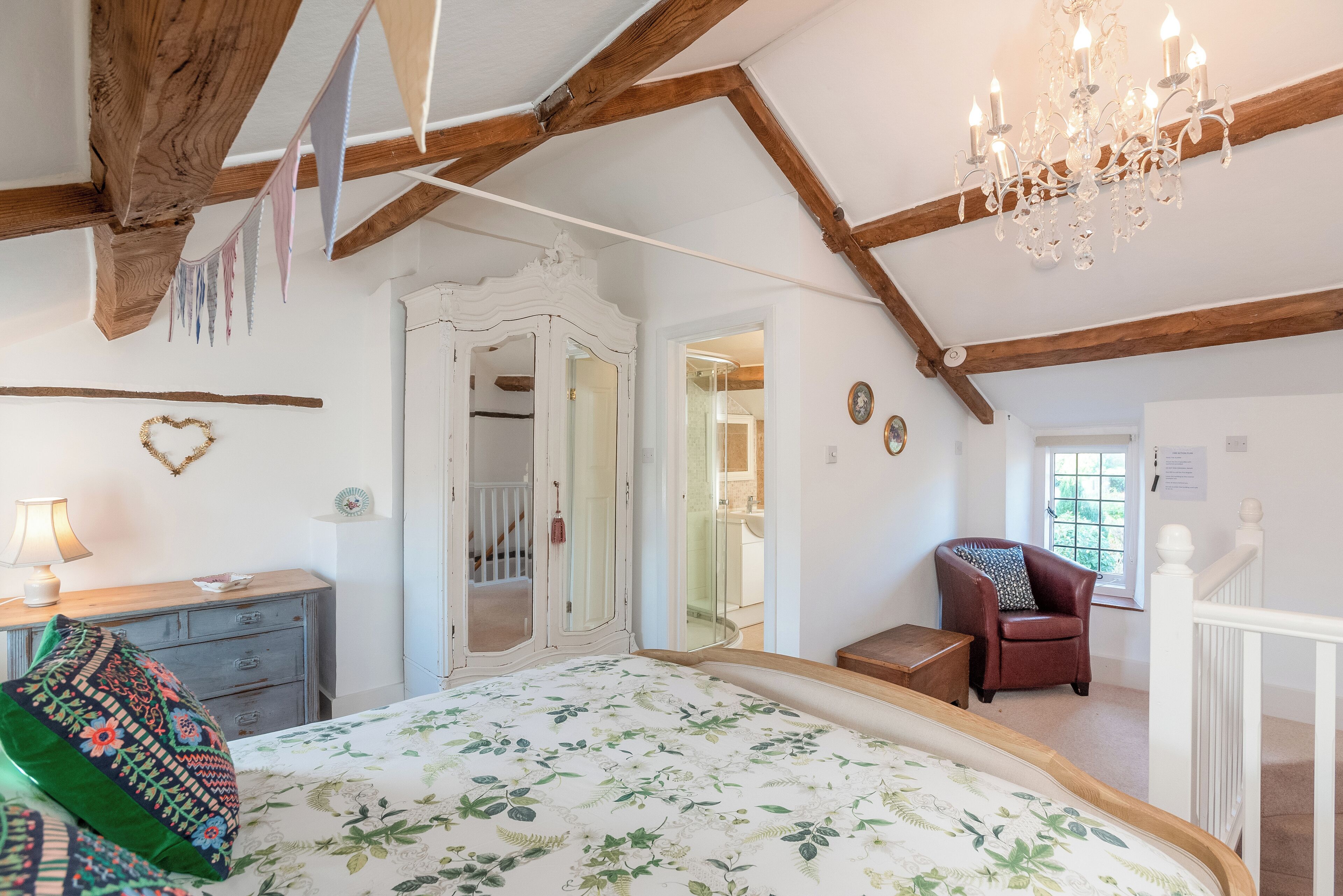 2 slaapkamers, een strijkplank/strijkijzer, reisbedje, gratis wifi