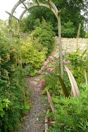 Property grounds - Wonderful Grade II Cotswold Stone Cottage in Perfect Location (Chipping Campden)
