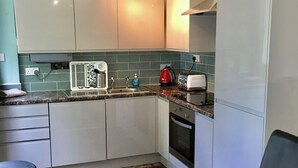 雪櫃、微波爐、焗爐、爐具