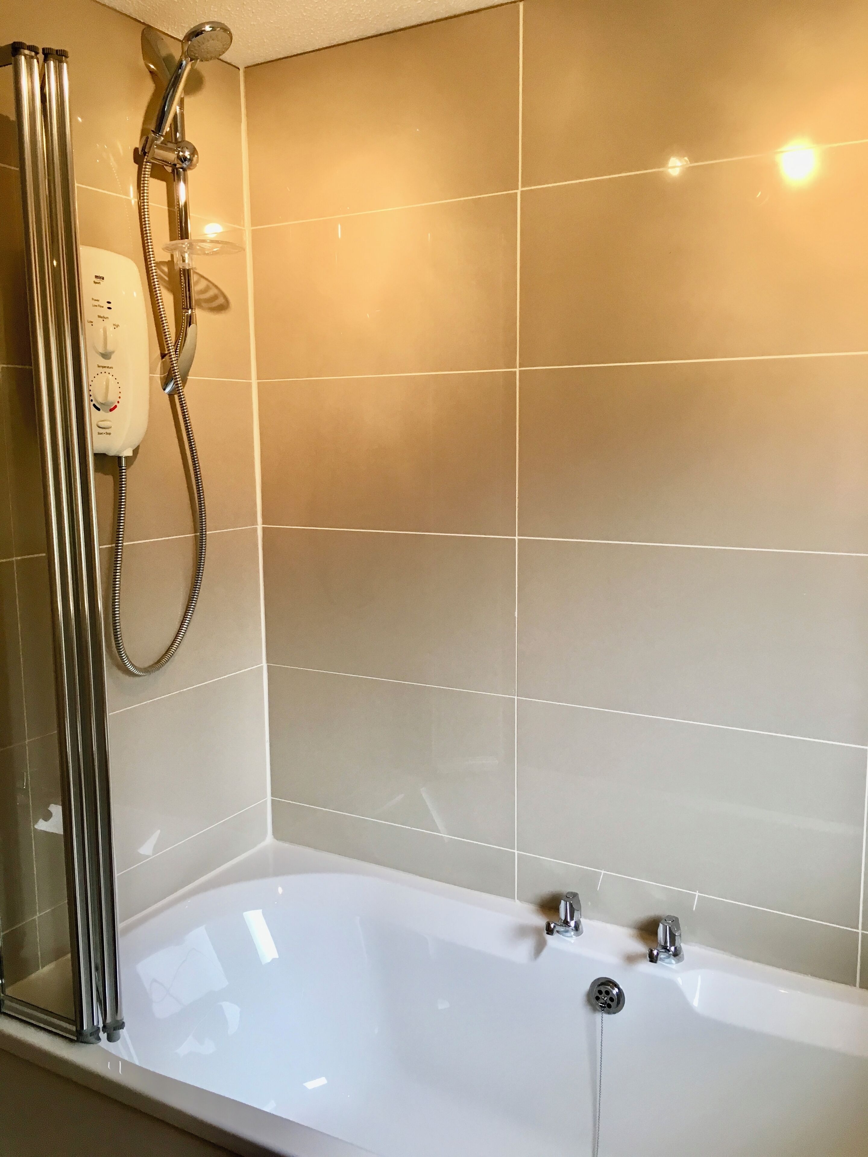 Baignoire, sèche-cheveux, serviettes fournies, savon