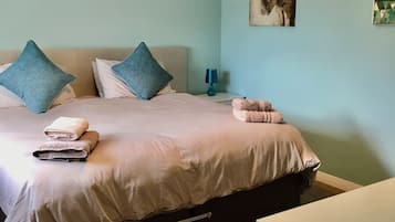 2 bedrooms, Egyptian cotton sheets, iron/ironing board, WiFi