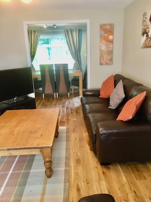 Smart TV, fireplace, DVD player, video library - Newly refurbished holiday home in St Andrews, 1 mile from the centre of town (St Andrews)