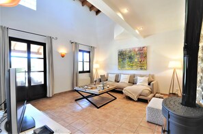 Una Smart TV, un reproductor estéreo