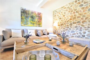 Una Smart TV, un reproductor estéreo