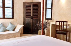 4 Schlafzimmer, Zimmersafe, Schreibtisch, Bügeleisen/Bügelbrett