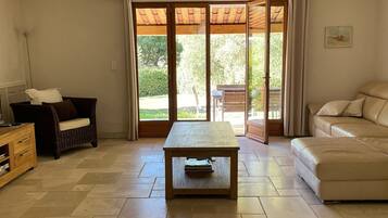 Smart TV, videogames, DVD player, mesa de pingue-pongue