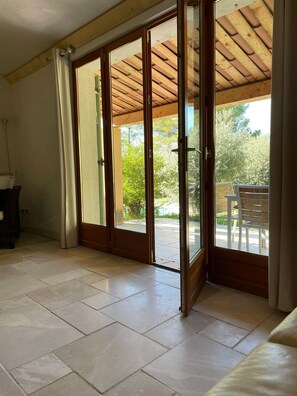 A room with a sliding glass door leading to an outdoor patio area. - Luxury villa in quiet area with private pool (Villecroze)