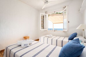 3 slaapkamers, een strijkplank/strijkijzer, gratis wifi, beddengoed