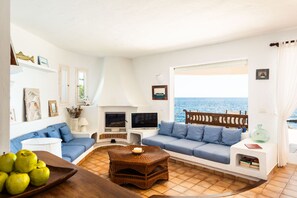 Televisie, een open haard en een dvd-speler