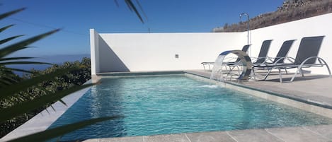 Una piscina con borde infinito