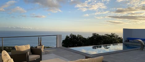 Piscine à débordement