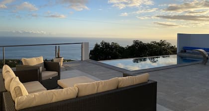 Secluded villa boasting panoramic views to the sea - infinity pool and free Wifi