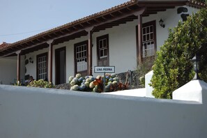 Un edificio con un cartello che riporta 'LINA MEDINA' e una facciata bianca con elementi decorativi marroni.
