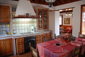 Refrigerador, horno, cafetera y tetera y utensilios de cocina 