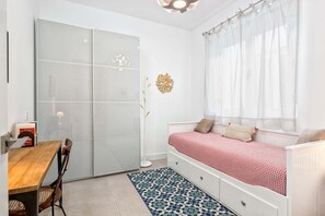 2 Schlafzimmer, Schreibtisch, Bügeleisen/Bügelbrett, Reisekinderbett