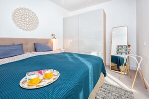 2 quartos, ferros/tábuas de passar roupa, berço de viagem