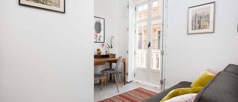 Un espacio habitable compacto con cama, escritorio y silla.
