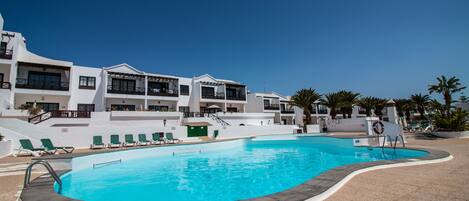 Outdoor pool, sun loungers