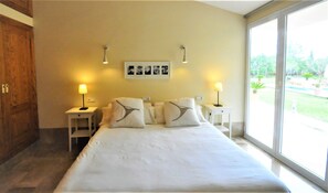 4 habitaciones, tabla de planchar con plancha, cuna de viaje y wifi 