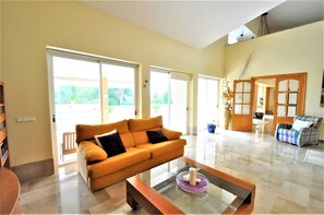 TV, peis, DVD-spiller og bordtennis