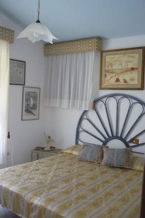 4 slaapkamers, een strijkplank/strijkijzer, reisbedje, gratis wifi