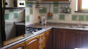 Køleskab, mikrobølgeovn, ovn, kogeplade