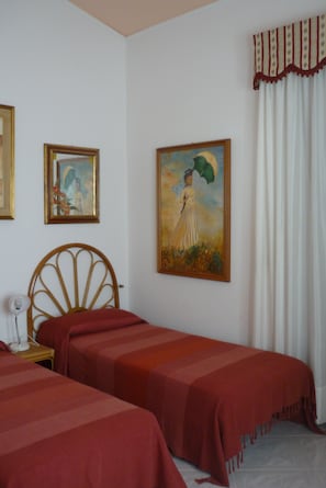 4 makuuhuonetta, silitysrauta/-lauta, vauvan matkasänky, ilmainen Wi-Fi