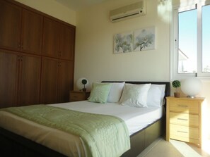 3 bedrooms, iron/ironing board, WiFi, bed sheets