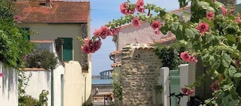EXCLUSIVE character house, 6 people, near La Rochelle
